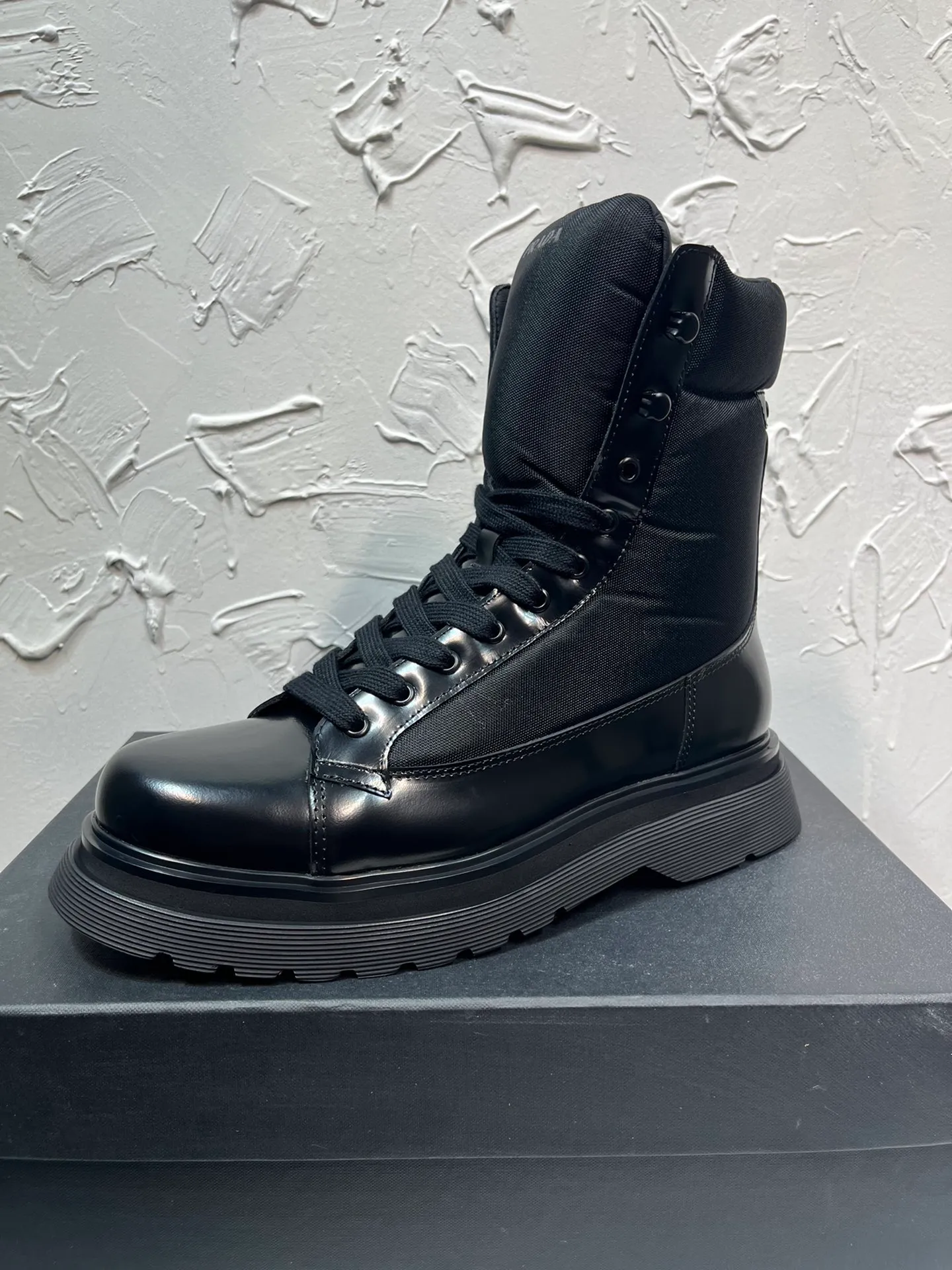 Men's shoes 💰940💰 🔥🔥🔥Upgraded version 2025 new prada Prada triangular enamel logo boots, round-toe elastic Martin boots, original one-to-one development, outsole one-to-one private molding, the fabric is made of imported open edge beads, lining cowhide, foot-pad cowhide, sole height 5cm, original rubber foam outsole, full package, code number 39-46